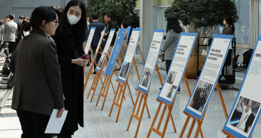 북한 인권을 위한 국제사회의 노력과 북한 여성 인권 실태 전시회가 30일 국회 의원회관에서 태영호 국민의힘 의원실 주최로 열리고 있다. 연합뉴스